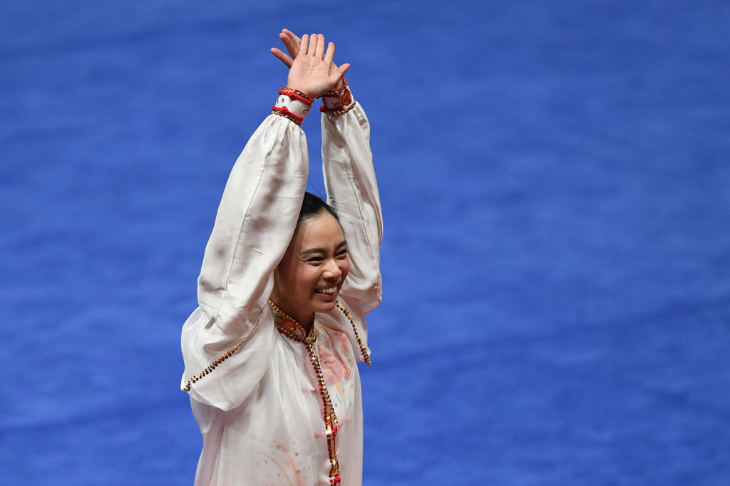 Ekspresi kegembiraan atlet wushu Indonesia Lindswell usai menyelesaikan nomor Taijijian di JIExpo Kemayoran, Jakarta. 
Antara Foto/INASGOC/Akbar Nugroho Gumay