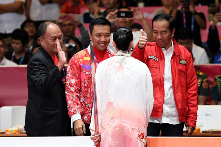 Presiden Joko Widodo (kanan) didampingi Menpora Imam Nahrawi (kedua kiri) memberi ucapan selamat kepada atlet Indonesia Lindswell (kedua kanan) usai bertanding dalam nomor Taijijian Putri Wushu Asian Games 2018 di JIExpo, Kemayoran, Jakarta. Antara Foto/INASGOC/Ismar Patrizki