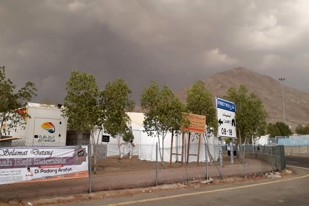 Kondisi tenda jemaah haji saat tertutup awan tebal.