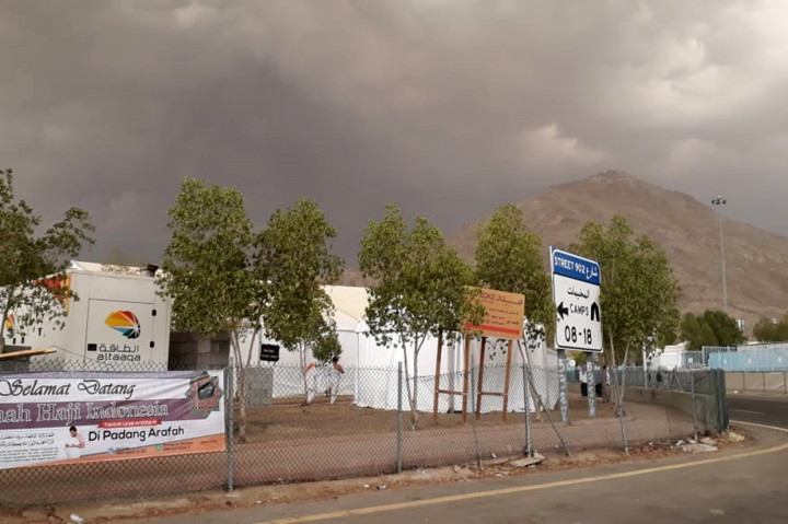 Kondisi tenda jemaah haji saat tertutup awan tebal.