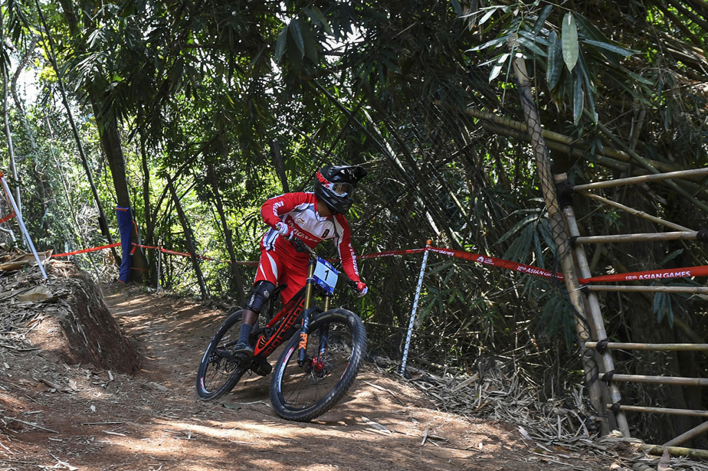 Atlet Balap Sepeda Indonesia Khoiful Mukhib tampil di Final Run Men Elite Downhill di Khe Bun Hill, Subang, Jawa Barat. Khoiful Mukhib menjadi yang tercepat di nomor downhill dengan catatan waktu 2 menit 16,687 detik. 