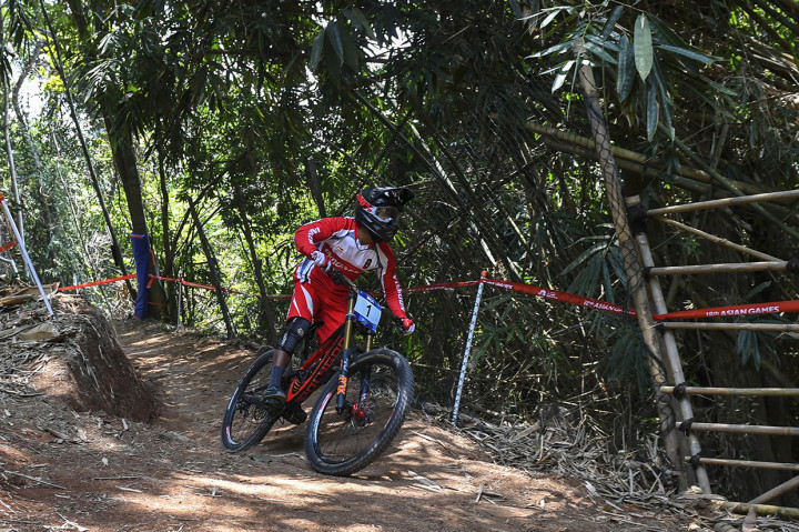 Atlet Balap Sepeda Indonesia Khoiful Mukhib tampil di Final Run Men Elite Downhill di Khe Bun Hill, Subang, Jawa Barat. Khoiful Mukhib menjadi yang tercepat di nomor downhill dengan catatan waktu 2 menit 16,687 detik. 