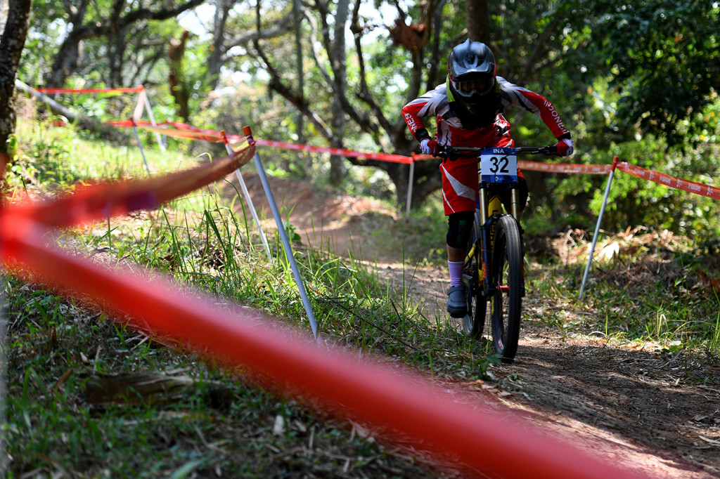 Atlet Balap Sepeda Indonesia Nining Purwaningsih tampil di Seeding Run nomor Women Elite Downhill pada Asian Games ke-18 Tahun 2018 di Khe Bun Hill, Subang, Jawa Barat.