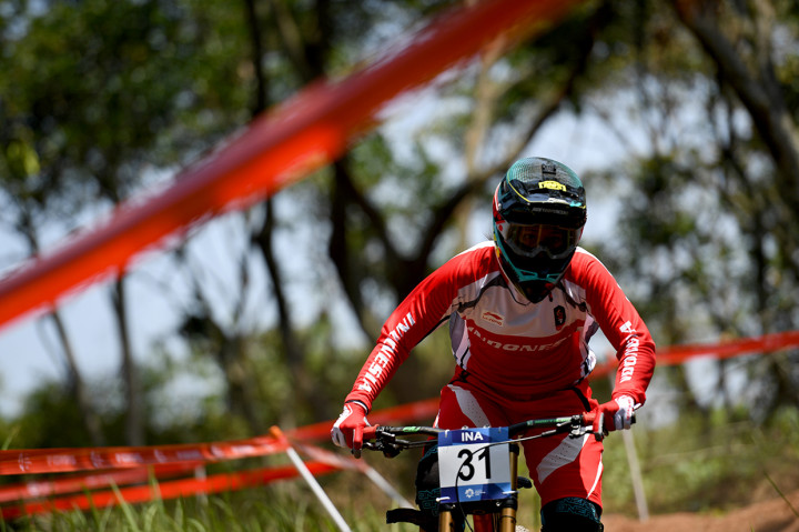 Atlet Balap Sepeda Indonesia Tiara Andini Prastika tampil di Seeding Run nomor Women Elite Downhill pada Asian Games ke-18 Tahun 2018 di Khe Bun Hill, Subang, Jawa Barat.