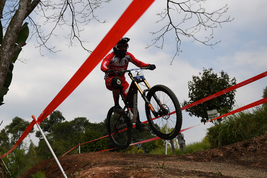 Turun di nomor downhill putri, Tiara mengalahkan Vipavee Deekaballes (Thailand) dan atlet nasional lain, Nining Porwaningsih.
