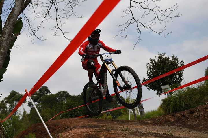 Turun di nomor downhill putri, Tiara mengalahkan Vipavee Deekaballes (Thailand) dan atlet nasional lain, Nining Porwaningsih.