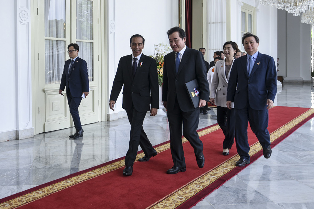 Presiden Joko Widodo menerima Perdana Menteri Korea Selatan Lee Nak-Yon di Istana Merdeka, Jakarta. Dalam kunjungannya, Lee Nak-Yon menyampaikan duka cita atas bencana gempa bumi yang terjadi di Lombok.