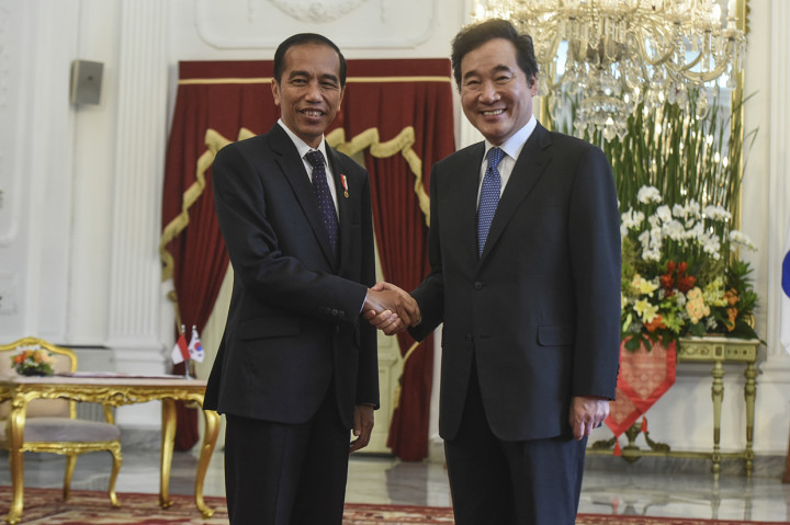 Selanjutnya, Jokowi dan PM Lee membahas soal kondisi perekonomian dunia. Keduanya sepakat bahwa situasi dunia, termasuk ekonomi sedang tidak menentu. 