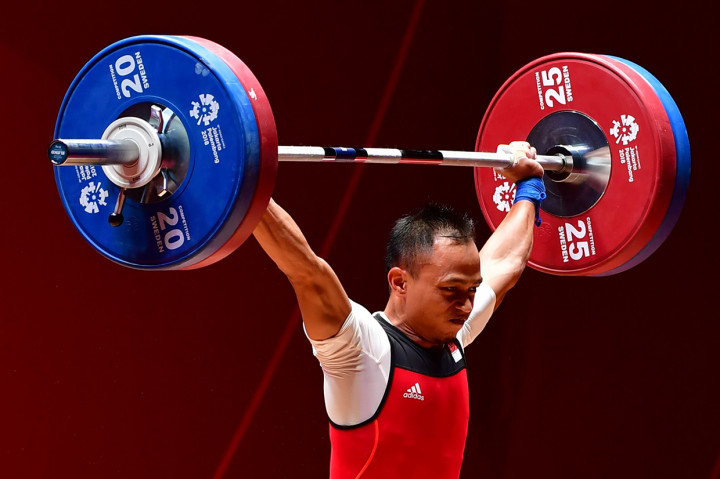 Lifter Indonesia Surahmat bin Suwoto Wijoyo melakukan angkatan Òsnatch
