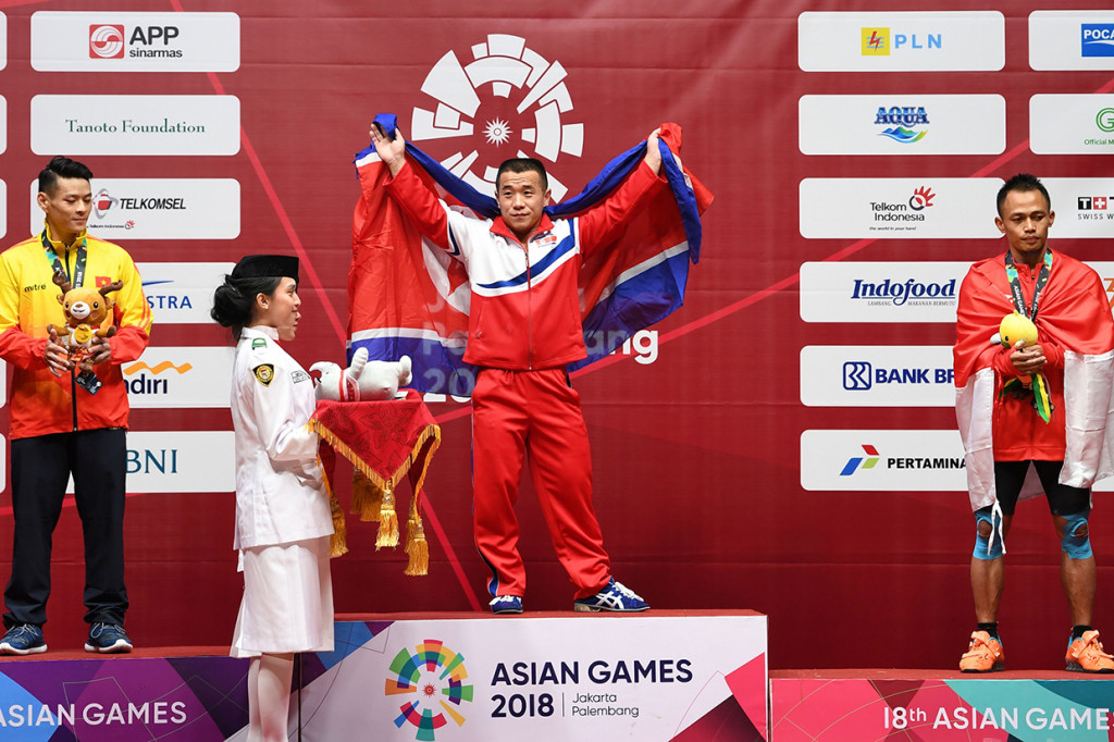 Yun Chol Om (Korea Utara) merebut medali emas dengan angkatan 287 kg. Sementara Kim Tuan Thach (Vietnam) memenangkan medali perak lewat 280 kg. Afp Photo/Money Sharma