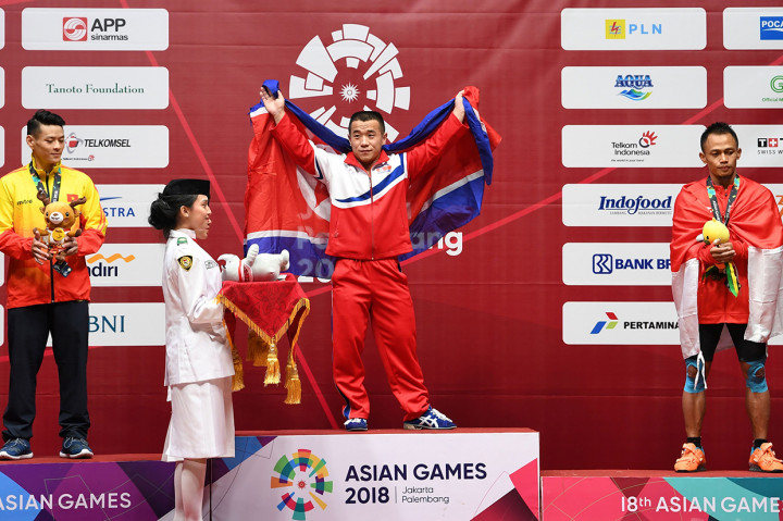 Yun Chol Om (Korea Utara) merebut medali emas dengan angkatan 287 kg. Sementara Kim Tuan Thach (Vietnam) memenangkan medali perak lewat 280 kg. Afp Photo/Money Sharma