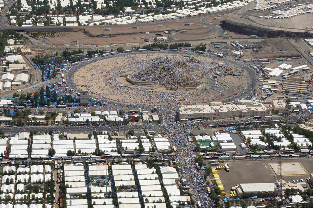 Sekitar tiga juta jamaah haji Indonesia melaksanakan wukuf di Arafah. Mereka memadati tenda-tenda yang disediakan pihak maktab yang merupakan perpanjangan tangan Pemerintah Kerajaan Arab Saudi. Afp Photo/Akim Rezgui
