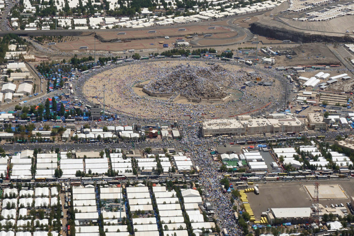 Sekitar tiga juta jamaah haji Indonesia melaksanakan wukuf di Arafah. Mereka memadati tenda-tenda yang disediakan pihak maktab yang merupakan perpanjangan tangan Pemerintah Kerajaan Arab Saudi. Afp Photo/Akim Rezgui