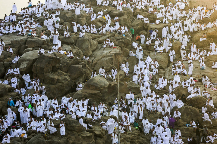 Salah satu agenda jemaah calon haji adalah mendengarkan khutbah dari pembicara yang sudah ditunjuk. Afp Photo/Ahmad Al-Rubaye
