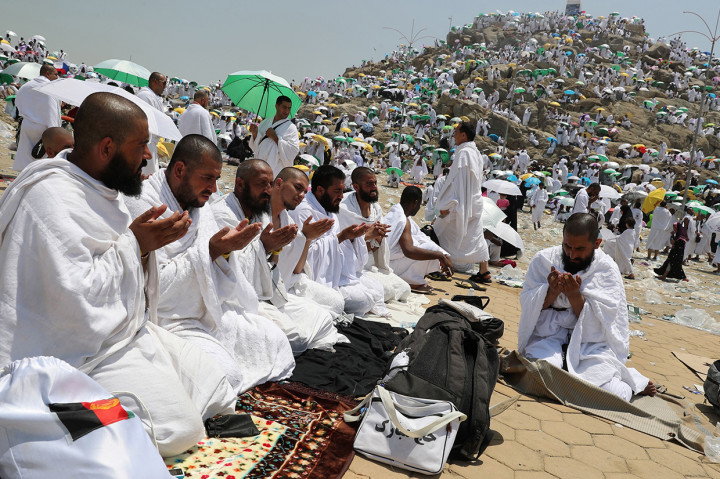 Umat Muslim yang tengah menjalankan ibadah Haji, berdoa di atas Jabal Rahmah saat melakukan wukuf yang berupakan bagian dari ibadah Haji di Padang Arafah, Mekkah, Arab Saudi. Afp Photo/Ahmad Al-Rubaye