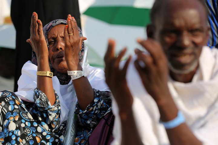 Di dalam wukuf, umat Muslim melantunkan doa, berdzikir, mengaji dan melakukan salat. Afp Photo/Ahmad Al-Rubaye