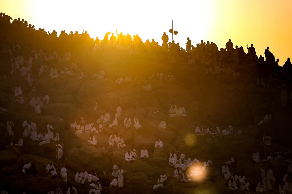 Selsai Wukuf di Arafah jemaah berlanjut bergerak ke Muzdalifah guna menginap sebentar (mabit) di kawasan itu untuk mempersiapkan kerikil guna amalan haji lempar batu/ jumrah di Mina. Setelah itu, mereka berangkat ke Mina untuk menunggu waktu yang ditentukan bagi jemaah haji Indonesia guna melakukan jumrah di Jamarat. Afp Photo/Ahmad Al-Rubaye