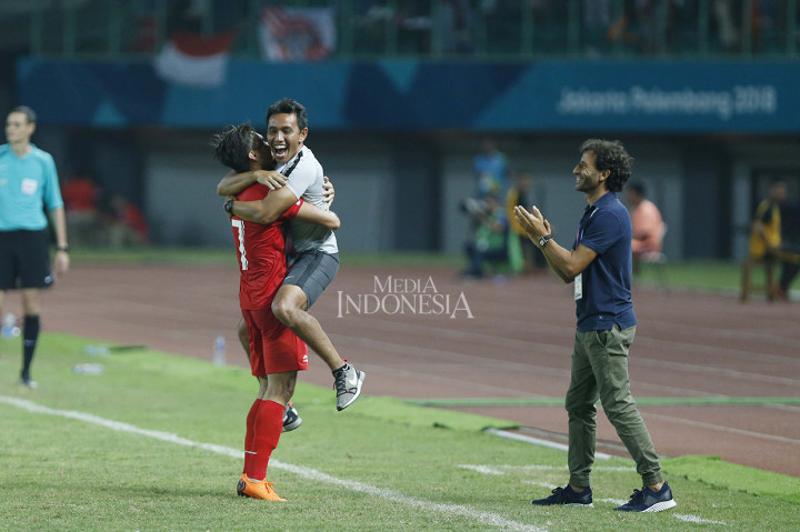 Para pemain Indonesia merayakan gol ke gawang Hong Kong pada pertandingan kualifikasi Grup A Asian Games 2018 di Stadion Patriot Candrabhaga, Bekasi.