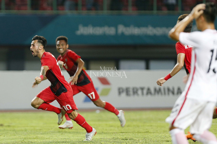 Pemain Indonesia Stefano Lilipaly melakukan selebrasi usai mencetak gol saat  penyisihan Grup A Asian Games 2018 melawan timnas U-23 Hong Kong di Stadion Patriot Candrabhaga, Bekasi.

