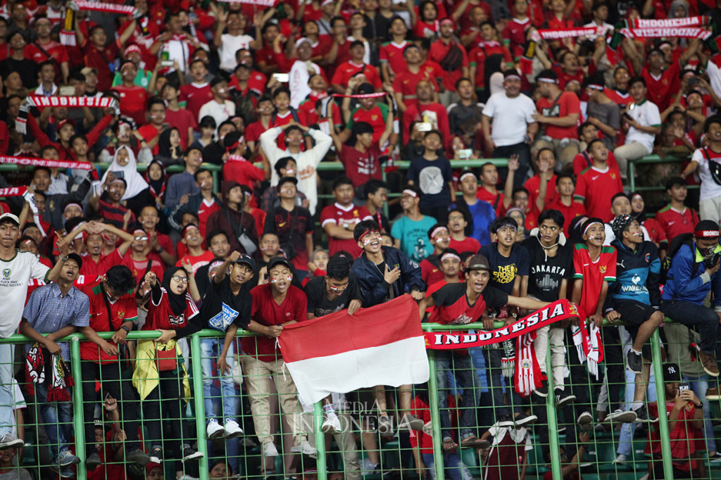 Suporter Indonesia meneriakkan dukungan saat pertandingan kualifikasi Grup A Asian Games 2018 antara Indonesia melawan Hong Kong di Stadion Patriot Candrabhaga, Bekasi.