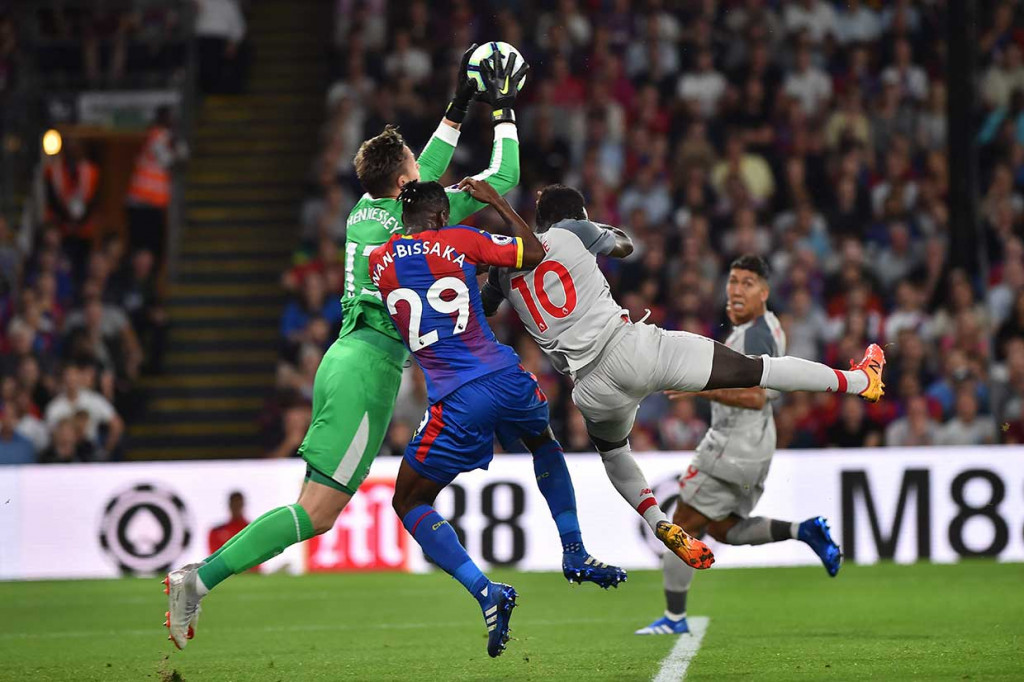 Bermain di kandang lawan Liverpool menguasai jalannya pertandingan. Menit ke-21 gol The Red dianulir setelah Sadio Mane terlebih dahulu melakukan pelanggaran terhadap kiper Chrystal Palace Wayne Henneyssey.