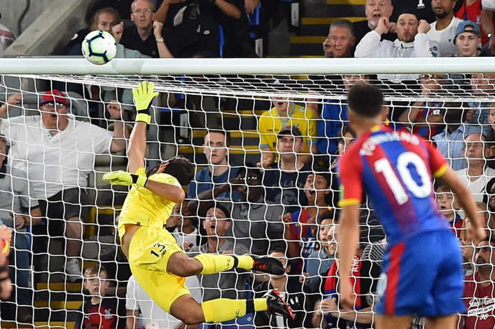 Pemain Palace Andros Townsend berpeluang mencetak gol pada menit k-25, namun sepakan kerasnya masih menerpa mistar gawang Liverpool yang dijaga Alisson Becker.