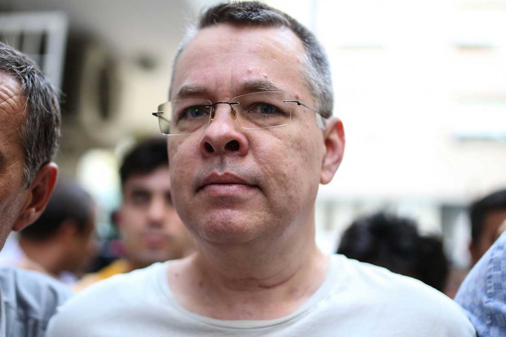 Pada Jumat, 17 Agustus, Turki mengancam untuk menanggapi langkah-langkah AS jika Washington memberlakukan sanksi lebih lanjut. Sementara itu, pengadilan Turki telah menolak banding terkait dengan pembebasan Andrew Brunson. Kini, pertikaian diplomatik kedua sekutu NATO itu telah membuat mata uang Turki terdepresiasi dalam terhadap dolar AS.