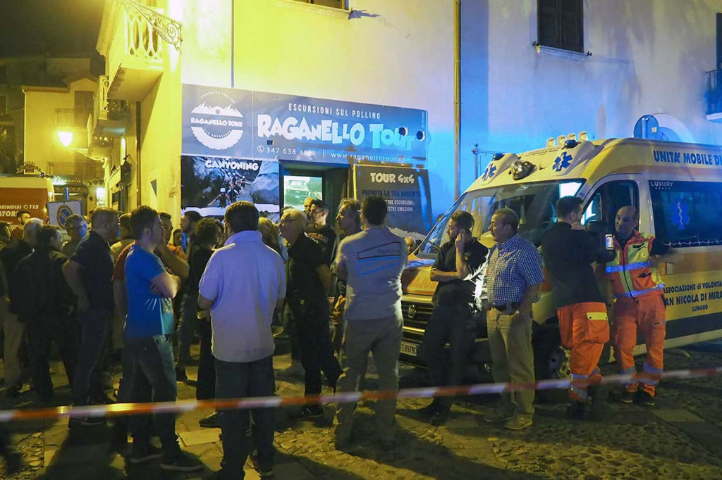 Harian Corriere della Sera melaporkan delapan korban tewas adalah empat pria dan empat wanita, sementara dua dari 23 yang diselamatkan adalah anak-anak, termasuk seorang gadis dengan hipotermia yang langsung dibawa ke rumah sakit dengan helikopter. Seorang pemandu lokal termasuk di antara lima orang yang hilang, menurut surat kabar tersebut.