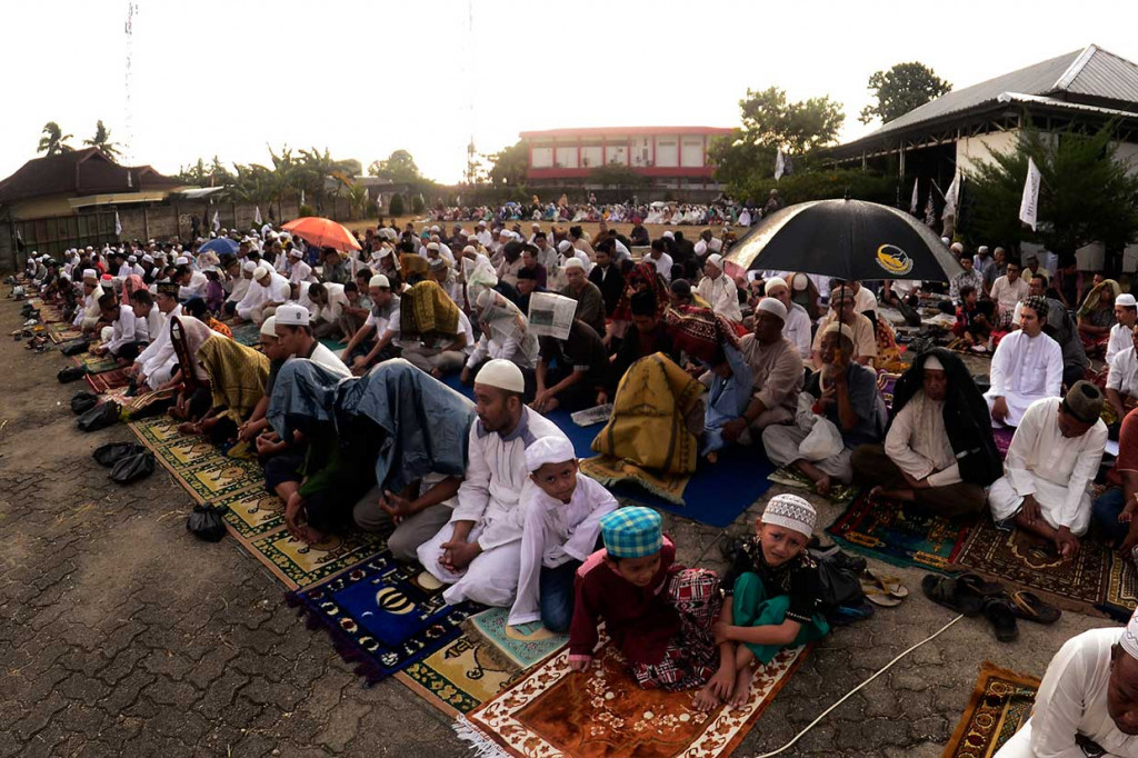 Ratusan umat Muslim yang tergabung dalam Majelis Ta'lim An-Nadhlah Lampung melaksanakan salat Iduladha di lapangan Radar Lampung, Bandar Lampung. Antara Foto/Ardiansyah