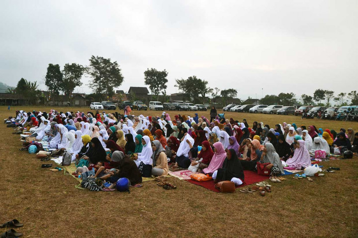 Umat Islam mendengarkan khutbah Idul Adha di lapangan Banyuurip Temanggung, Jateng. Antara Foto/Anis Efizudin