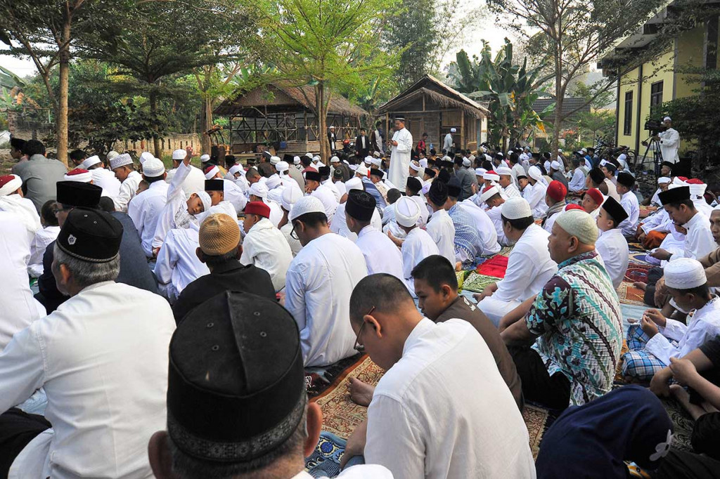 Jemaah Persatuan Islam (Persis) Banten menyimak pengumuman panitia Iduladha di Ponpes Al-Baqori, Taktakan, Serang, Banten, Selasa. Jemaah Persis mengambil kesesuaian pada penyelenggaraan wukuf jemaah haji di Arafah yang jatuh pada Senin, 20 Agustus, sehingga Iduladha jatuh sehari sesudahnya. Antara Foto/Asep Fathulrahman