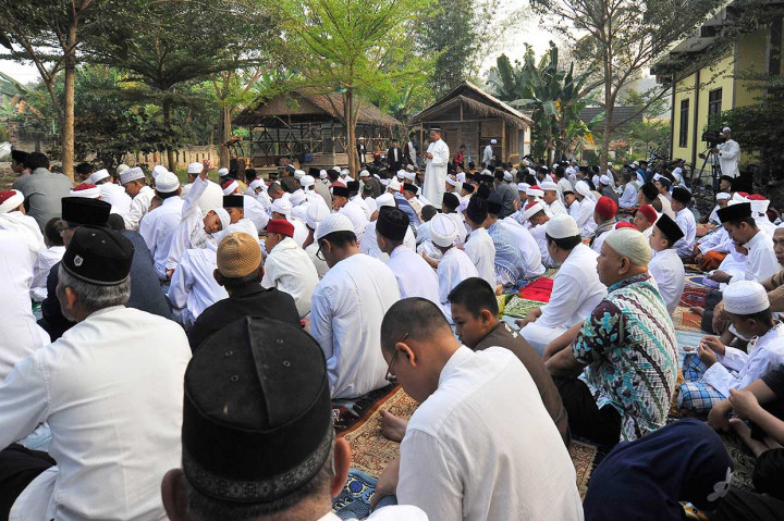 Jemaah Persatuan Islam (Persis) Banten menyimak pengumuman panitia Iduladha di Ponpes Al-Baqori, Taktakan, Serang, Banten, Selasa. Jemaah Persis mengambil kesesuaian pada penyelenggaraan wukuf jemaah haji di Arafah yang jatuh pada Senin, 20 Agustus, sehingga Iduladha jatuh sehari sesudahnya. Antara Foto/Asep Fathulrahman