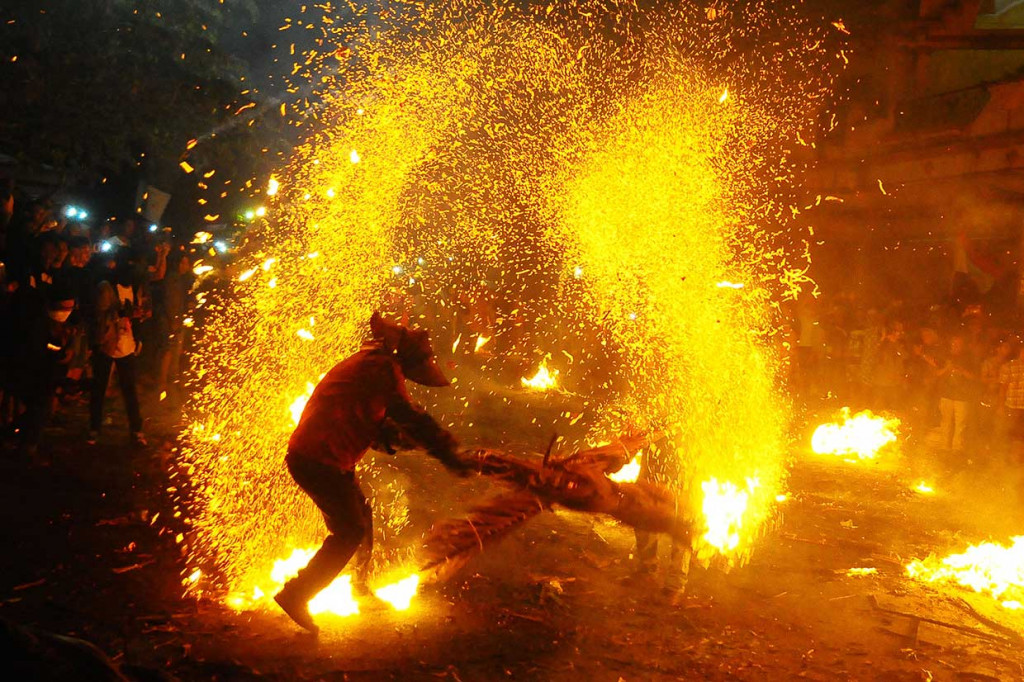 Peserta saling serang memakai obor saat tradisi perang obor di Desa Tegal Sambi, Tahunan, Jepara, Jawa Tengah, Senin, 20 Agustus 2018 malam.