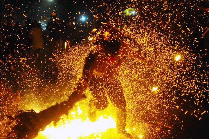 Upacara Tradisional Sedekah Bumi dan Perang Obor dengan tema 'Mewujudkan Masyarakat Tegalsambi Berbudaya Gemah Ripah Loh Jinawi, Rukun Agawe Santosa' ini juga untuk melestarikan tradisi nenek moyang.