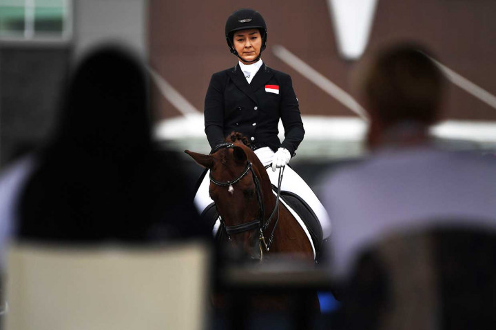 Larasati Gading tengah berkompetisi dalam babak penyisihan nomor tunggang serasi (dressage) individual kelas menengah Asian Games 2018 di International Equestrian Park, Pulomas, Jakarta, Selasa.