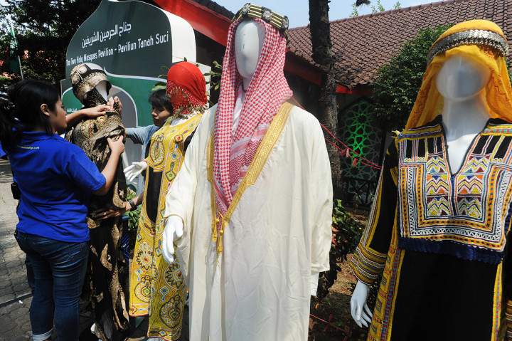Petugas paviliun menata manekin yang dipamerkan pada Festival Kerajaan Arab Saudi (Saudi House), di Restoran Pulau Dua, Senayan, Jakarta.