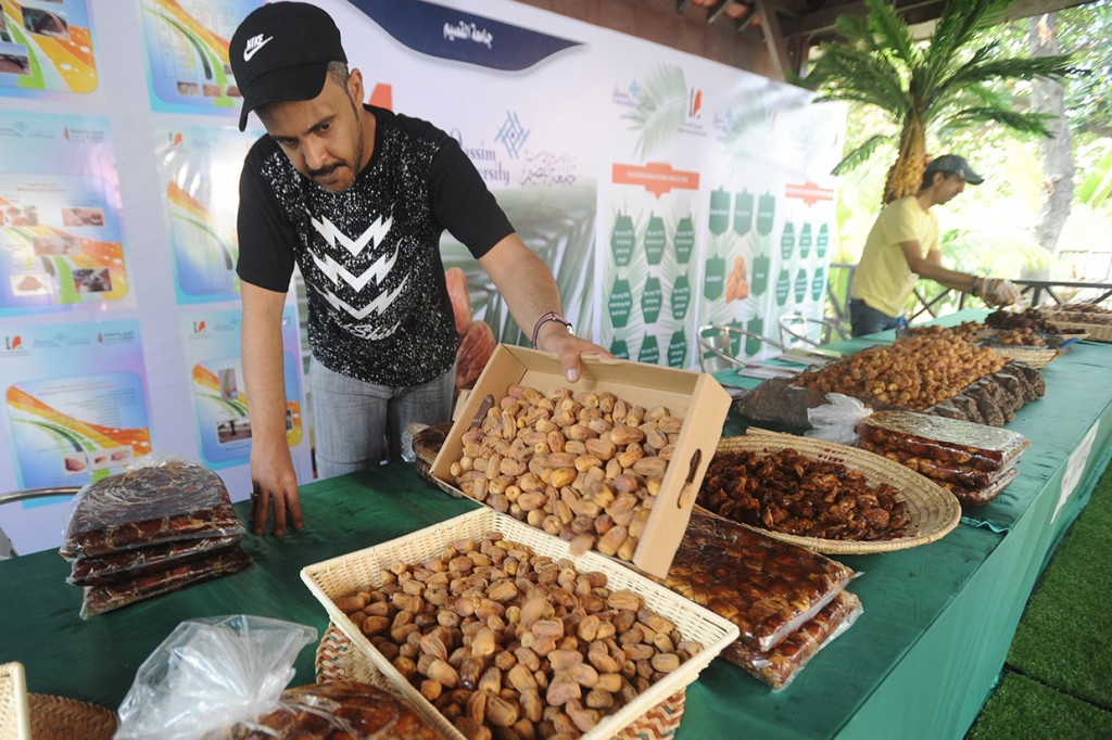 Selain itu, ada juga aneka makanan, kurma dan air Zam zam yang dapat diperoleh secara gratis.