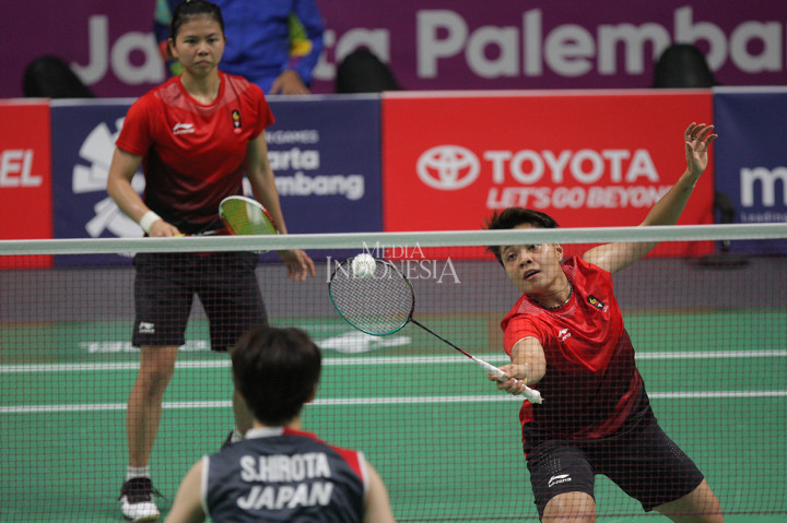 Di partai kedua, Greysia Polii/Apriyani Rahayu menghadapi Yuki Fukushima/Sayaka Hirota. Melawan ganda putri peringkat satu dunia, Greysia/Apriyani tidak mampu berbuat banyak dan takluk 13-21 dan 12-21. MI/Ramdani