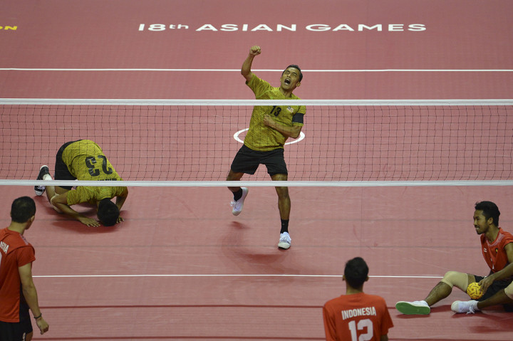 Pemain sepak takraw putra Malaysia (atas) meluapkan kegembiraan seusai meraih poin saat pertandingan semi final tim beregu putra sepak takraw Asian Games 2018 di GOR Ranau, Jakabaring Sport City (JSC), Palembang. Antara Foto/INASGOC/Nova Wahyudi