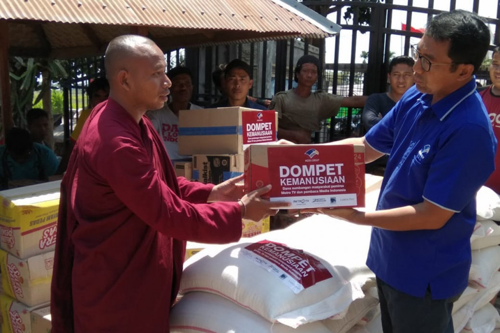 Ketua Yayasan Dompet Kemanusiaan Media Group Ali Sadikin menyerahkan bahan keperluan logistik yang disalurkan melalui Dompet Kemanusiaan Media Group bagi pengungsi bencana gempa bumi di Lombok Timur, Nusa Tenggara Barat.
