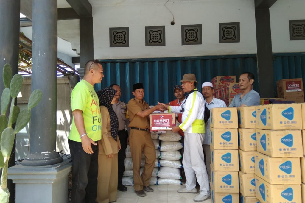 Warga menerima bahan keperluan logistik yang disalurkan melalui Dompet Kemanusiaan Media Group bagi pengungsi bencana alam gempa bumi di Lombok Timur, Nusa Tenggara Barat.
