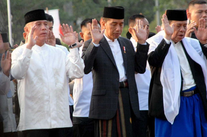 Presiden Joko Widodo (tengah), Penjabat Gubernur Jawa Barat M Iriawan (kiri) dan Ketua MUI Kabupaten Bogor KH Ahmad Mukri Aji melaksanakan Salat Iduladha di Lapangan Tegar Beriman, CIbinong, Kabupaten Bogor, Jawa Barat, Rabu, 22 Agustus 2018.
