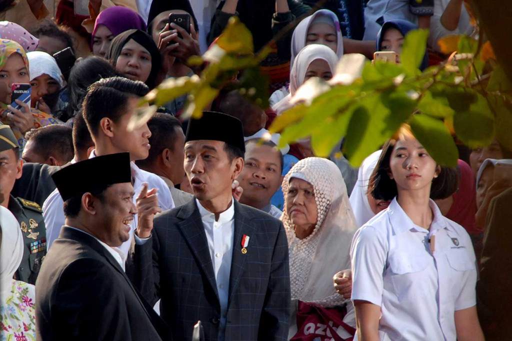 Presiden Joko Widodo menyapa warga usai melakukan Salat Iduladha.