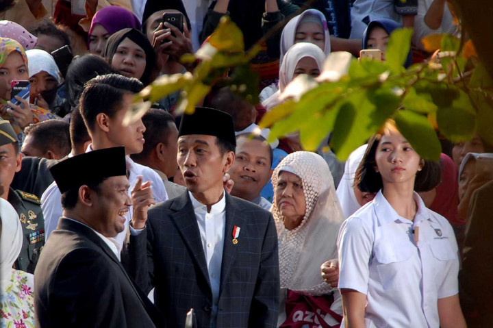 Presiden Joko Widodo menyapa warga usai melakukan Salat Iduladha.