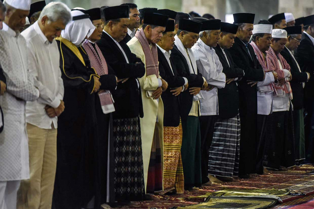 Wapres Jusuf Kalla (ketujuh kiri) bersama Ketua MPR Zulkifli Hasan (ketujuh kanan) melaksanakan Salat Idul Adha di Masjid Istiqlal, Jakarta. Antara Foto/Hafidz Mubarak A
