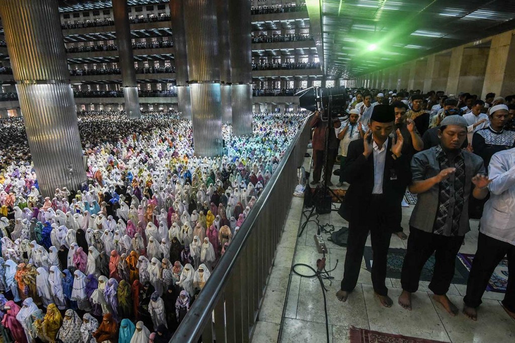 Ribuan umat muslim menjalankan Salat Iduladha 1439 H di Masjid Istiqlal, Jakarta. H Ahmad Husni Ismail bertindak sebagai imam, sementara H Yusnar Yusuf Rangkuti bertindak sebagai khatib.Antara Foto/Hafidz Mubarak A