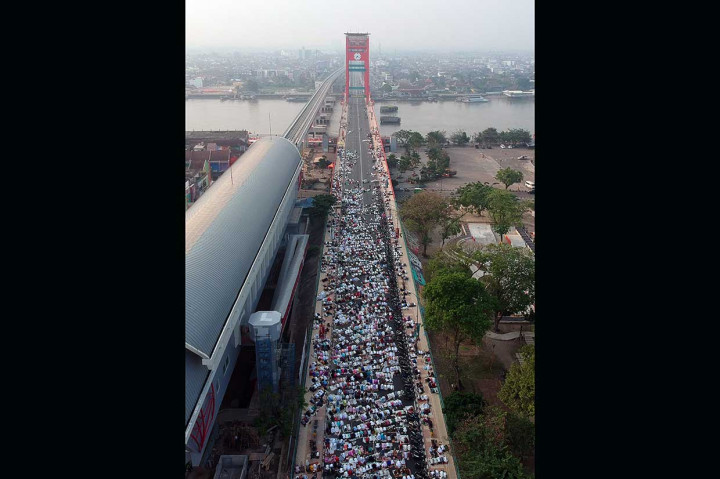 Salat Iduladha 1439 Hijriyah di Kota Palembang dipusatkan di seputaran Masjid Agung Palembang hingga ke Jembatan Ampera. Antara Foto/Iggoy el Fitra
