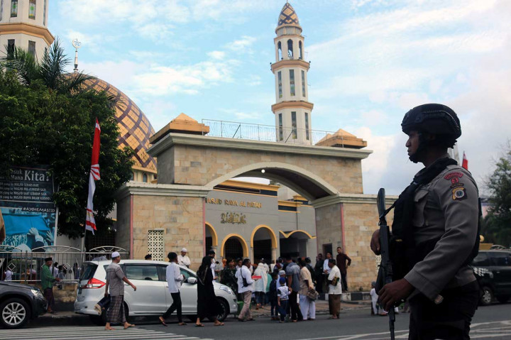 Personel polisi berjaga jaga saat mengamankan pelaksanaan Salat Iduladha 1439 Hijriah, di Masjid Raya Al Fatah Ambon, Maluku. Antara Foto/Izaac Mulyawan