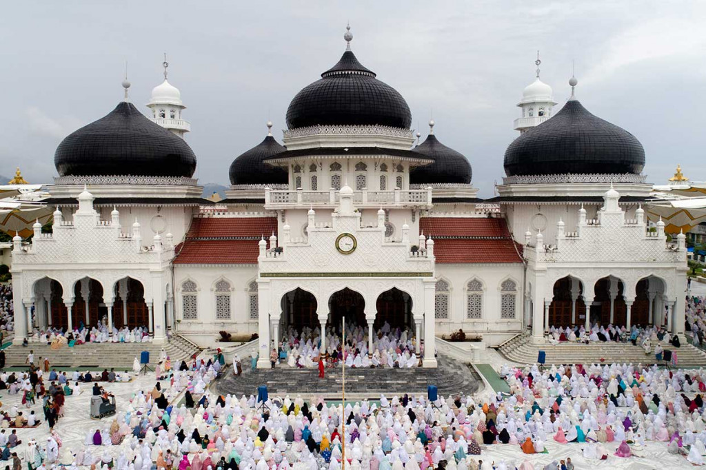 Umat Muslim melaksanakan ibadah Salat Iduladha 1439 Hijriyah di Masjid Raya Baiturrahman, Banda Aceh. Antara Foto/Irwansyah Putra