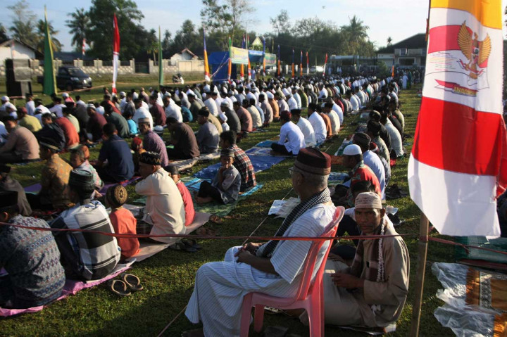 Umat Muslim bersiap melaksanakan Salat Iduladha 1439 H di Lapangan Sepak Bola Sorumba, Kecamatan Ranomeeto, Konawe Selatan, Sulawesi Tenggara. Antara Foto/Jojon